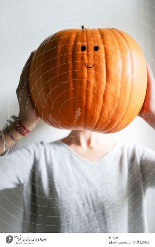 Dickkopf Freundlichkeit Lächeln Smiley groß orange festhalten Gesicht Kürbis Kürbiszeit Halloween niedlich Knopfauge hochhalten lustig