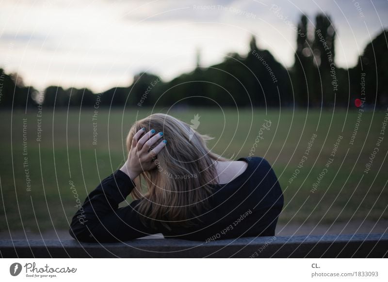 ausblick Mensch feminin Frau Erwachsene Leben Kopf Haare & Frisuren 1 18-30 Jahre Jugendliche 30-45 Jahre Frühling Sommer Schönes Wetter Park Wiese Bank