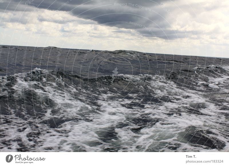 Le Mar Farbfoto Außenaufnahme Menschenleer Abend Ferien & Urlaub & Reisen Ferne Freiheit Kreuzfahrt Meer Wellen Natur Wasser Himmel Wolken Gewitterwolken