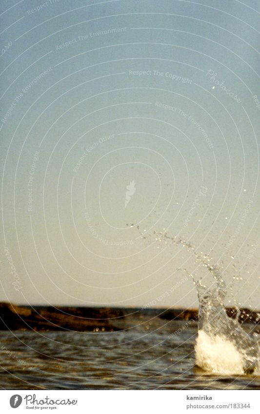 uh Gedeckte Farben Außenaufnahme Menschenleer Textfreiraum oben Zentralperspektive Natur Wasser Wassertropfen Wellen Küste Seeufer Strand Bucht schaukeln