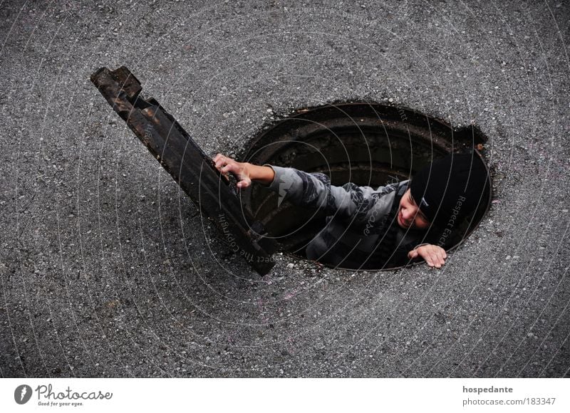 Der Gulli-Pulli II Außenaufnahme Vogelperspektive Fischauge Oberkörper Blick nach unten Lifestyle Stil Design tauchen gehen Hand Wasser Gipfel Vulkan Straße