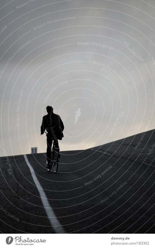 drive by Farbfoto Schwarzweißfoto mehrfarbig Außenaufnahme Textfreiraum rechts Textfreiraum oben Textfreiraum unten Morgendämmerung Licht Schatten Kontrast