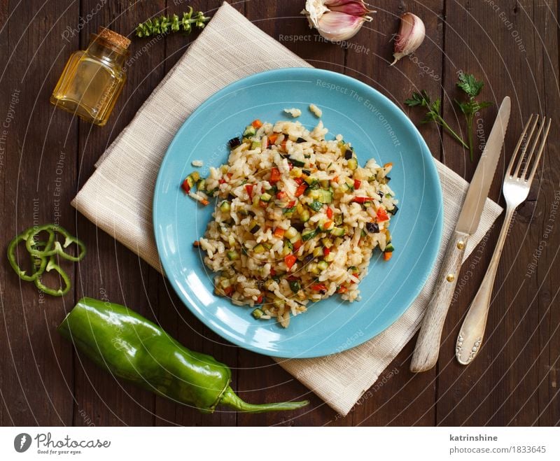 Risotto mit Gemüse Lebensmittel Getreide Kräuter & Gewürze Öl Ernährung Mittagessen Abendessen Vegetarische Ernährung Diät Teller Flasche Messer Gabel Holz