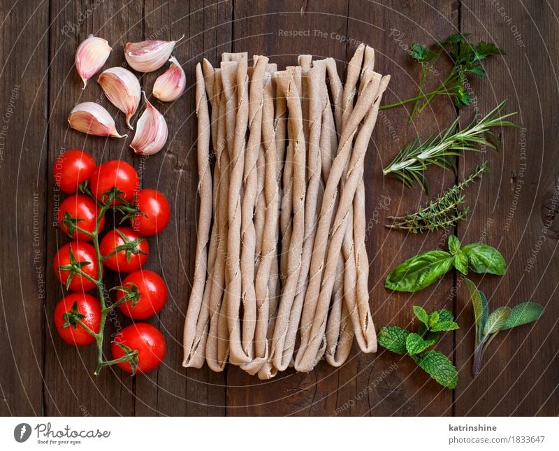 Rohe italienische Pasta, Kräuter und Gemüse Teigwaren Backwaren Kräuter & Gewürze Ernährung Vegetarische Ernährung Diät Italienische Küche Tisch Blatt dunkel