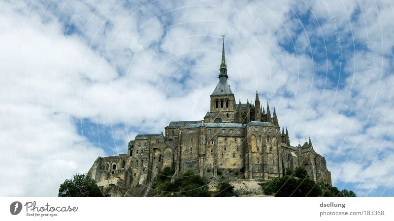 Mont-Saint-Michel im Hintergrund blauer Himmel mit weißen leichten Wolken Farbfoto Außenaufnahme Menschenleer Textfreiraum links Textfreiraum oben Tag Kontrast