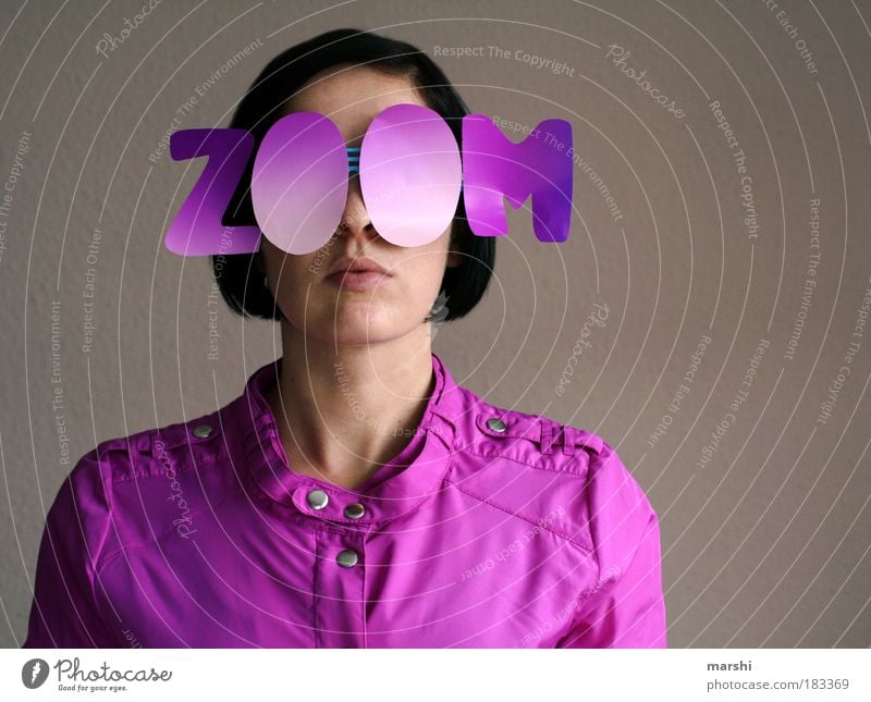 *zoom* me in my pink world Farbfoto Innenaufnahme Porträt Stil Entertainment Mensch feminin Junge Frau Jugendliche Erwachsene 1 Mode Jacke Accessoire Brille