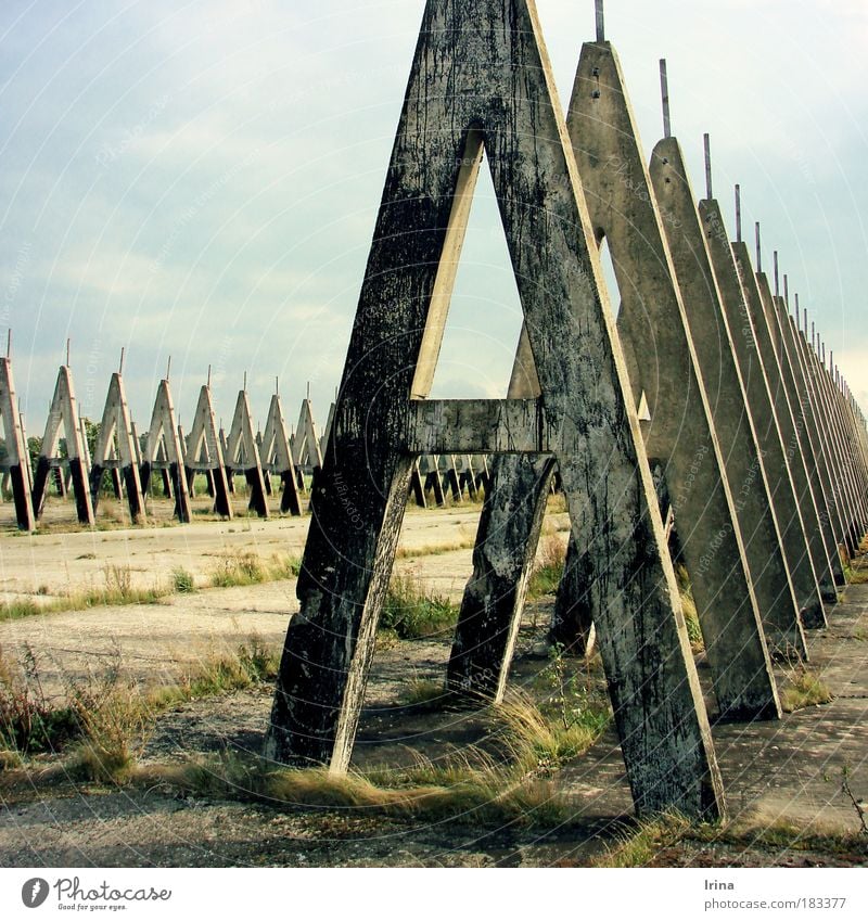 Architecture of fear II Grenze Grenzübergang Grenzgebiet Grenzbefestigung Grenzpfahl Grenzposten Grenzanlage Ruine Balken Pfosten Säule Panzerplatten Beton