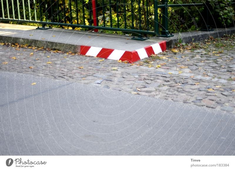 scharfe Kurve Verkehr Verkehrswege Autofahren Fußgänger Straße Straßenkreuzung Wege & Pfade Wegkreuzung Verkehrszeichen Verkehrsschild rot weiß Kantstein