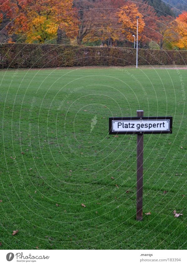 Winterpause Farbfoto Außenaufnahme Textfreiraum links Dämmerung Spielen Sportstätten Fußballplatz Landschaft Herbst Baum Gras Hinweisschild Warnschild Stimmung