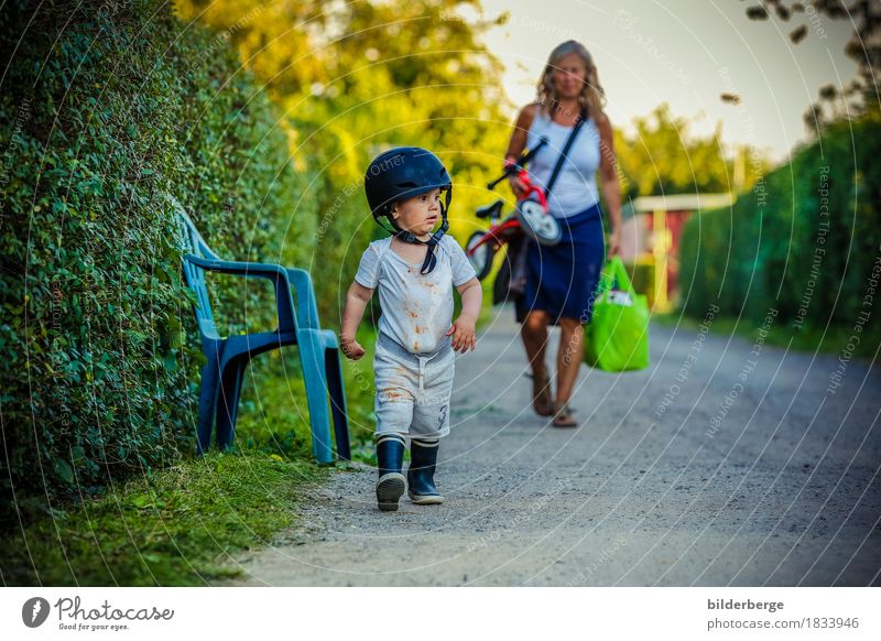 im Einsatz Spielen Sommer Garten Kindererziehung soldat Kleinkind Frau Erwachsene Familie & Verwandtschaft Umwelt Natur Gummistiefel Helm klein Tatkraft