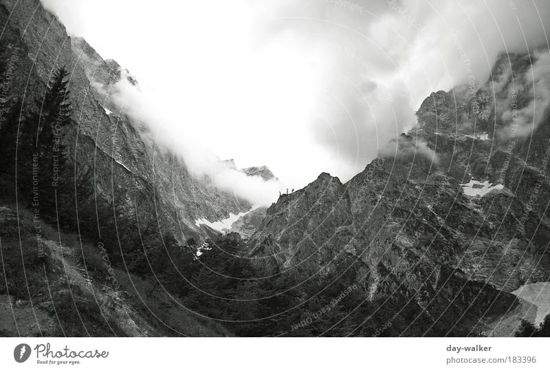 Düstere Zeiten an der Watzmann-Ostwand Schwarzweißfoto Menschenleer Morgen Licht Schatten Kontrast Weitwinkel Klettern Bergsteigen Natur Landschaft Urelemente