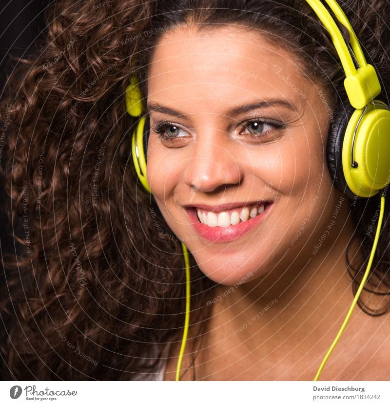 Music makes me happy II Nachtleben Party Veranstaltung Musik Club Disco Diskjockey Feste & Feiern clubbing Tanzen Handy Headset MP3-Player Kabel