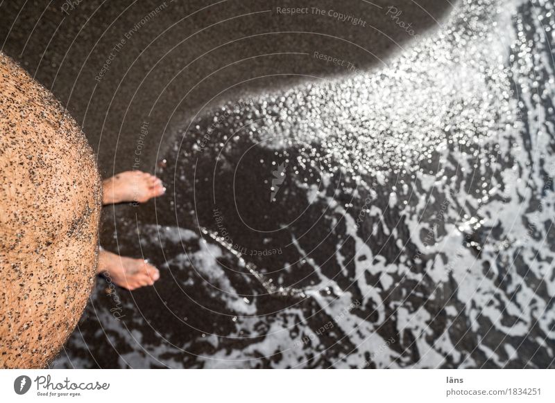 schwingungsbereich Mensch maskulin Leben Bauch Fuß 1 Urelemente Sand Küste Strand Meer Mittelmeer stehen glänzend maritim nackt Bewegung Freizeit & Hobby