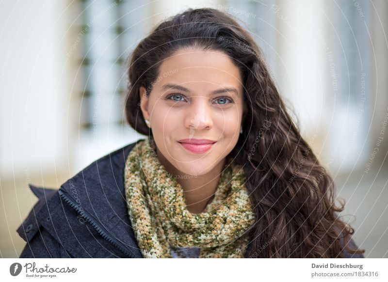 Herbstportrait feminin Junge Frau Jugendliche Erwachsene Kopf Gesicht 1 Mensch 18-30 Jahre Haus Palast Gebäude Fenster Jacke Schal brünett langhaarig Locken