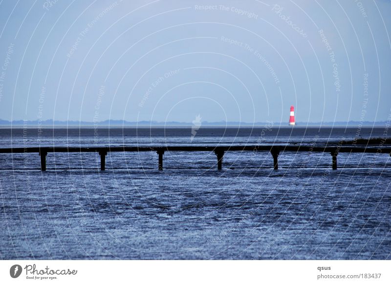 Wie er leuchtet... Außenaufnahme Menschenleer Textfreiraum oben Dämmerung Starke Tiefenschärfe Zentralperspektive Ausflug Meer Wellen Wasser Küste Nordsee