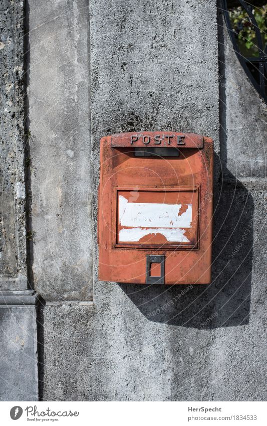 Ich fühl mich so leer Mauer Wand Briefkasten alt ästhetisch retro grau rot Post Italien Italienisch Farbfoto Gedeckte Farben Außenaufnahme Muster