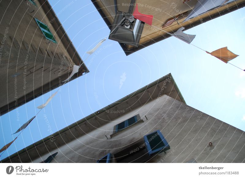 Himmelsstrasse Farbfoto mehrfarbig Außenaufnahme Menschenleer Tag Schatten Kontrast Zentralperspektive Haus Luft Wolkenloser Himmel Dorf Kleinstadt Altstadt