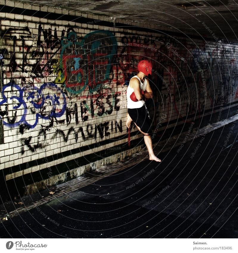 adrenalinsuche Farbfoto Gedeckte Farben Außenaufnahme Tag Licht Schatten Kontrast Blick nach hinten Sport Kampfsport Boxsport maskulin Mann Erwachsene 1 Mensch