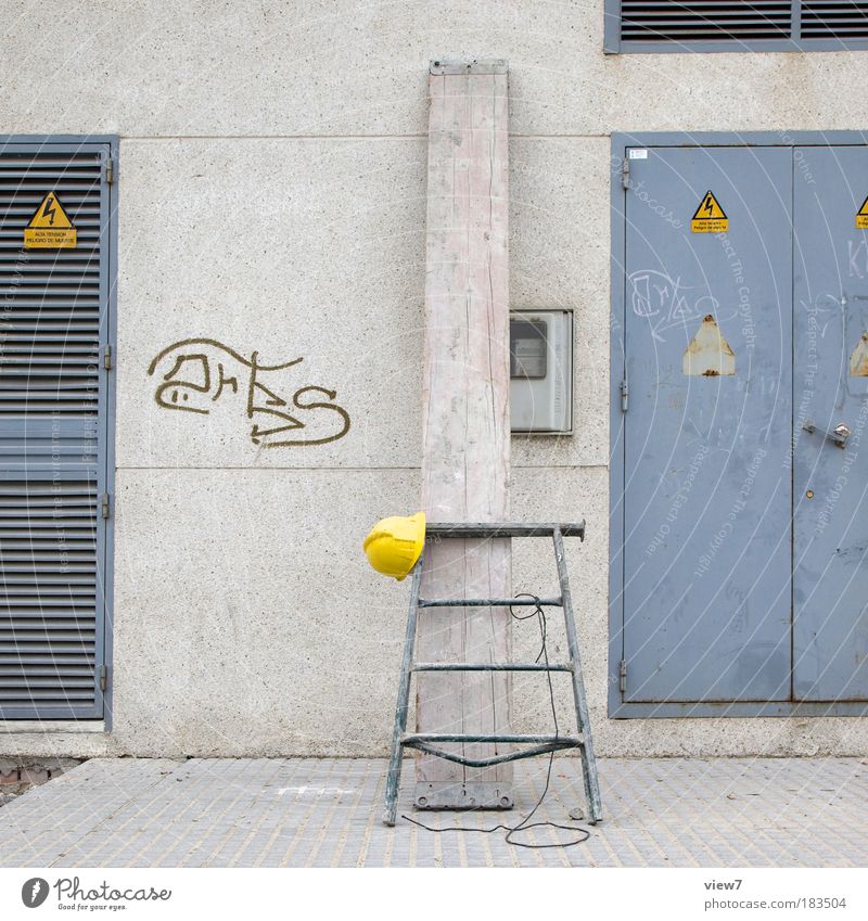 Pause Farbfoto Außenaufnahme Detailaufnahme Menschenleer Starke Tiefenschärfe Handwerker Baustelle Haus Industrieanlage Mauer Wand Fassade Tür Stein Metall