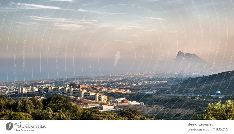 Blick von Gibraltar. Ferien & Urlaub & Reisen Tourismus Meer Berge u. Gebirge Natur Landschaft Himmel Felsen Küste Kleinstadt Stadt Turm Wahrzeichen Fluggerät