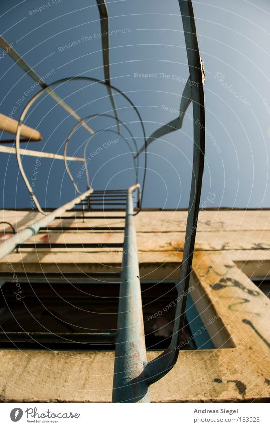 Aufs Dach steigen Farbfoto Gedeckte Farben Außenaufnahme Detailaufnahme Menschenleer Tag Licht Sonnenlicht Schönes Wetter Haus Industrieanlage Bauwerk Gebäude