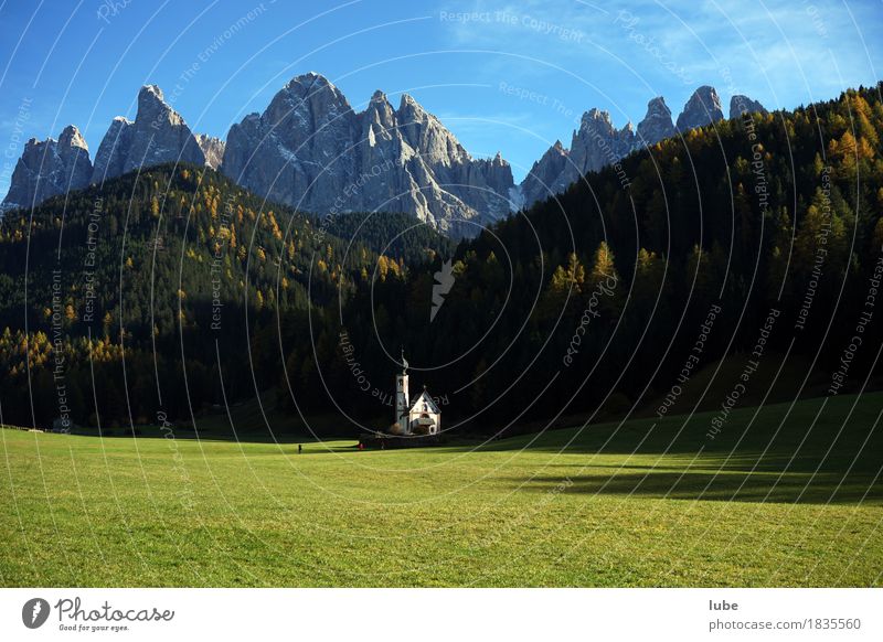 Wandern in Villnöss 7 Ferien & Urlaub & Reisen Tourismus Ausflug Berge u. Gebirge wandern Hügel Felsen Alpen Gipfel Schneebedeckte Gipfel Kirche Ranui St.Johann