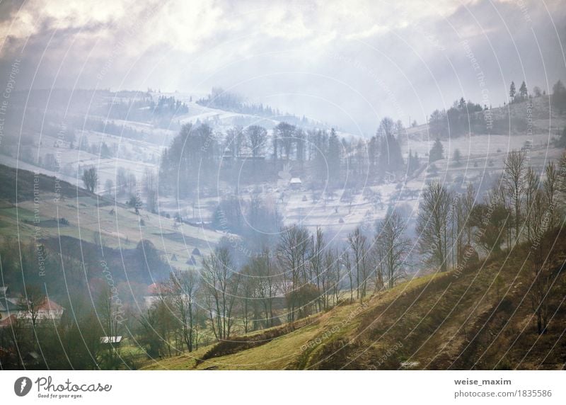 Nebeliger Morgen des späten Herbstes in einem Dorf Ferien & Urlaub & Reisen Tourismus Ausflug Ferne Freiheit Winter Schnee Berge u. Gebirge wandern Haus Garten