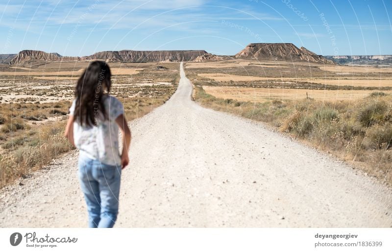 Frau mit den Jeans, die auf wilden Westen gehen Ferien & Urlaub & Reisen Ferne Freiheit Sonne Berge u. Gebirge Mädchen Erwachsene Erde Himmel Horizont Hügel