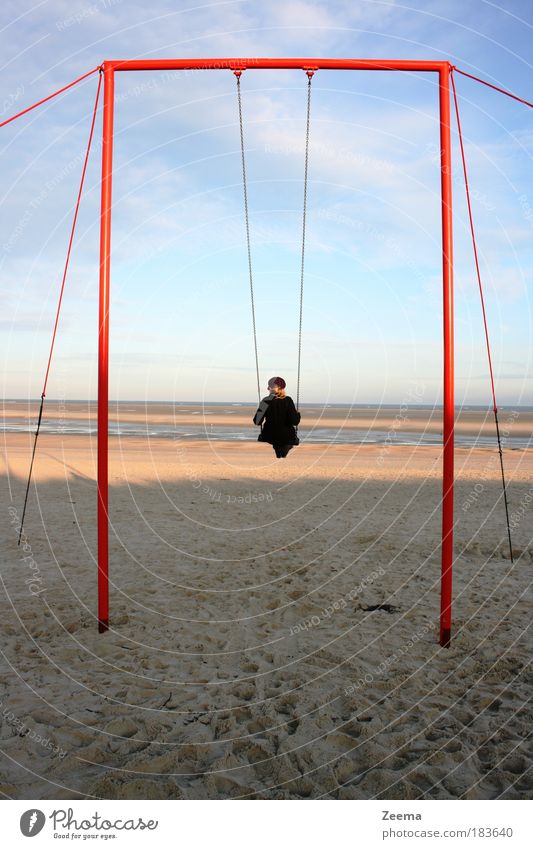 Schaukeln Farbfoto Außenaufnahme Morgen Licht Schatten Sonnenlicht Spielen Ferien & Urlaub & Reisen Sommerurlaub Mensch Kind 1 Sand Küste schaukeln Meer Tag