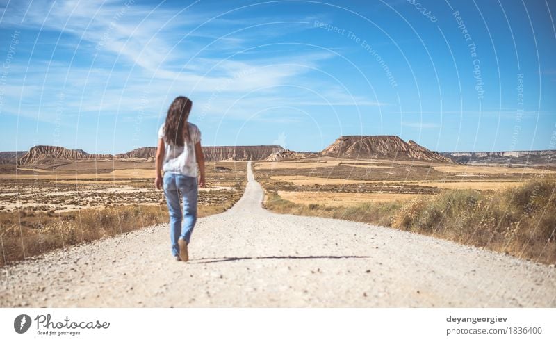 Frau, die auf Schotterweg geht. Erholung Berge u. Gebirge wandern Erwachsene Natur Landschaft Erde Himmel Park Hügel Felsen Straße Jeanshose blau rot Film