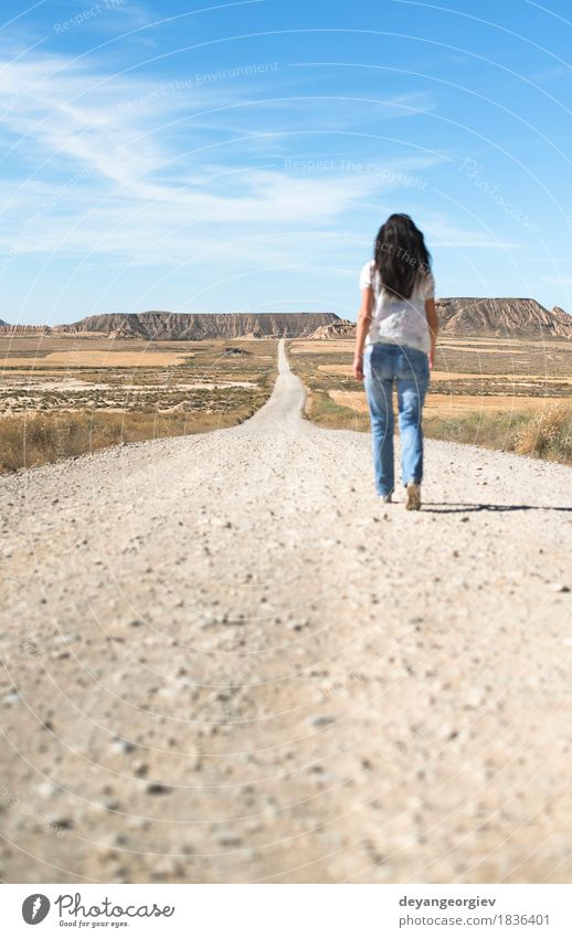 Frau mit den Jeans, die auf wilden Westen gehen Ferien & Urlaub & Reisen Ferne Freiheit Sonne Berge u. Gebirge Mädchen Erwachsene Erde Himmel Horizont Hügel