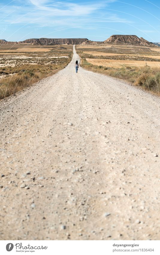 Frau, die auf Schotterweg geht. Ferien & Urlaub & Reisen Ferne Freiheit Sonne Berge u. Gebirge Mädchen Erwachsene Erde Himmel Horizont Hügel Straße Wege & Pfade