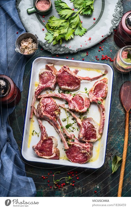 Lammkarree Koteletts mit Kräutern und Gewürzen Lebensmittel Fleisch Kräuter & Gewürze Öl Ernährung Mittagessen Abendessen Festessen Bioprodukte Geschirr Stil