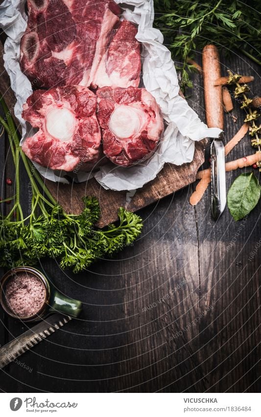 Rohes Fleisch für Brühe oder Suppe Lebensmittel Kräuter & Gewürze Ernährung Mittagessen Abendessen Bioprodukte Stil Design Gesunde Ernährung Tisch Küche