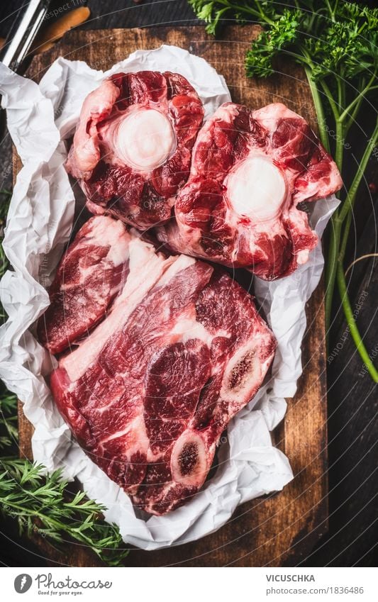 Suppenfleisch auf rustikalem Schneidebrett Lebensmittel Fleisch Kräuter & Gewürze Ernährung Mittagessen Abendessen Bioprodukte Stil Design Gesunde Ernährung