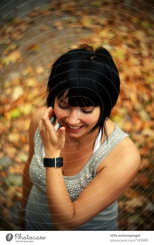 :) Farbfoto Außenaufnahme Textfreiraum oben Hintergrund neutral Vogelperspektive Porträt Oberkörper Vorderansicht Blick nach unten Wegsehen schön feminin