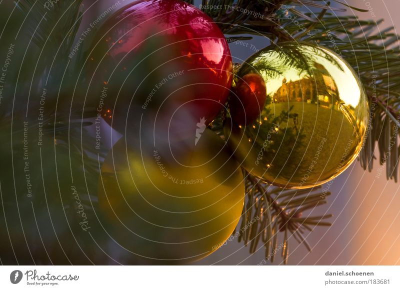 seht ihr das Freiburger Münster in der rechten Kugel ? Detailaufnahme Dekoration & Verzierung Gold Frieden Handel Kultur Christbaumkugel christbaum Tanne