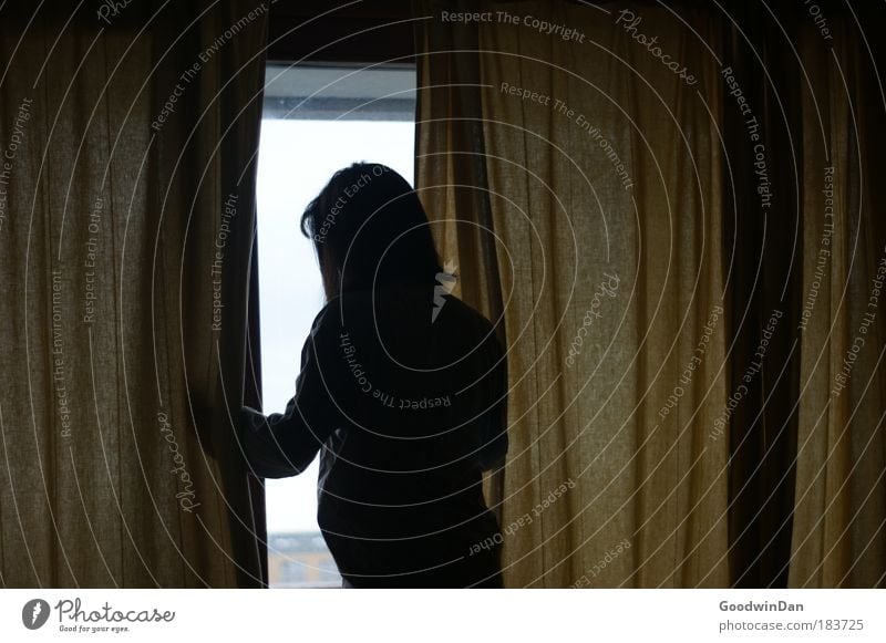 sehnsucht Mensch feminin 1 Fenster beobachten Blick warten Gefühle Akzeptanz Traurigkeit Sorge Sehnsucht Heimweh Fernweh Einsamkeit Farbfoto Innenaufnahme