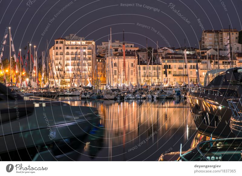 Yachten in der Bucht von Cannes in der Nacht. Ferien & Urlaub & Reisen Meer Segeln Landschaft Himmel Küste Kleinstadt Stadt Gebäude Jacht Wasserfahrzeug