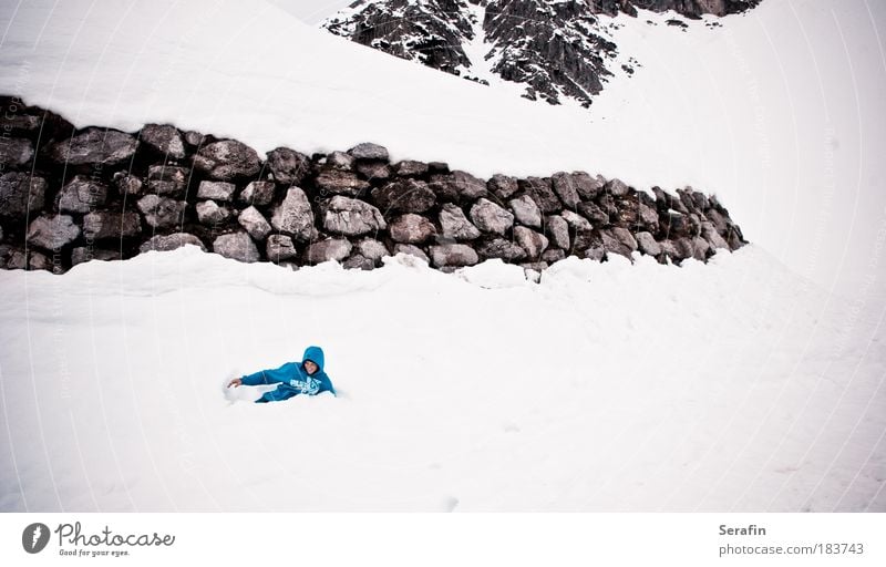 snow-bouncing Farbfoto mehrfarbig Außenaufnahme Textfreiraum rechts Textfreiraum unten Tag Kontrast Starke Tiefenschärfe Totale Stil Design Spielen Tourismus