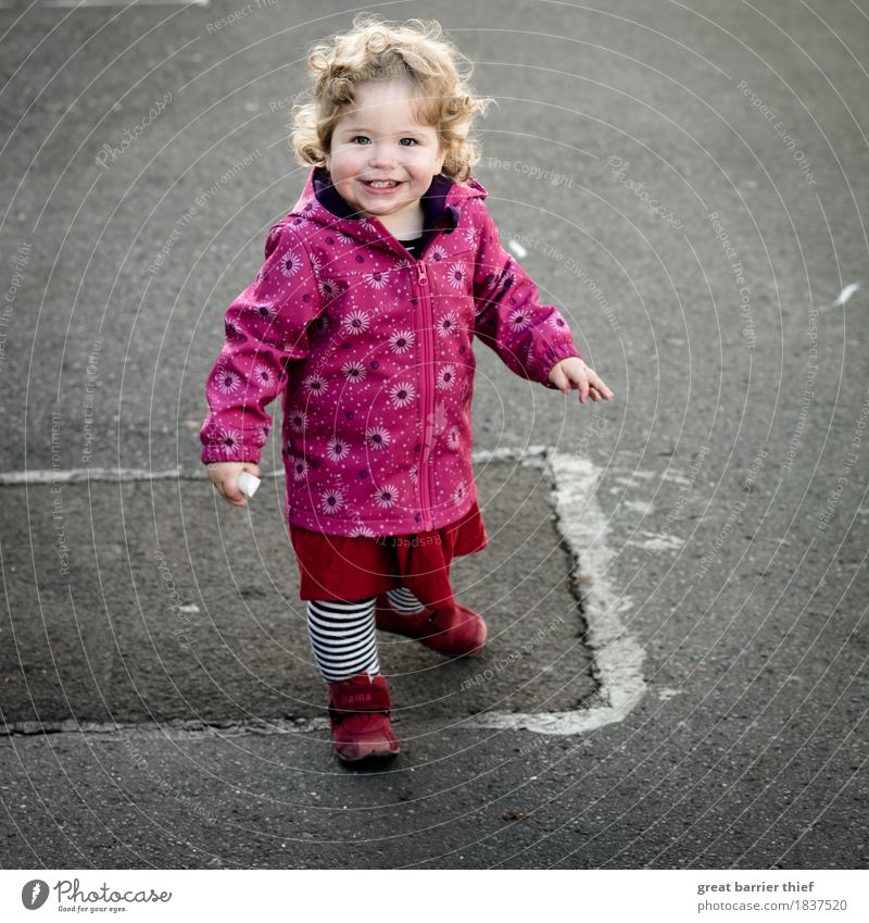 Kind malt auf Asphalt... Mensch feminin Kleinkind Mädchen Familie & Verwandtschaft Kindheit Leben 1 1-3 Jahre Rock Jacke Schuhe Haare & Frisuren brünett blond