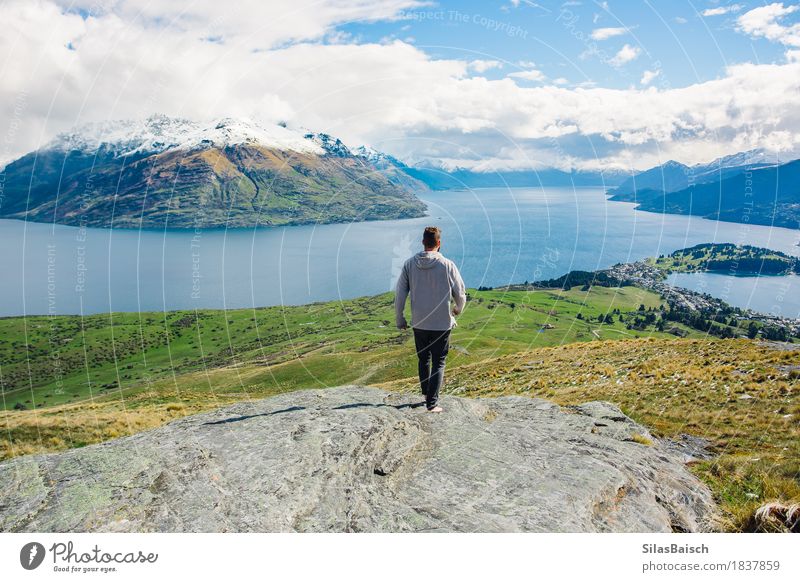 Erkunde mehr Lifestyle Freude Glück Ferien & Urlaub & Reisen Berge u. Gebirge wandern maskulin Junger Mann Jugendliche 18-30 Jahre Erwachsene Umwelt Frühling