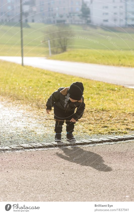 über seinen eigenen Schatten (nicht) springen Freizeit & Hobby Spielen Mensch maskulin Kleinkind Junge 1-3 Jahre Herbst beobachten Neugier Überraschung Hemmung