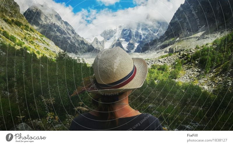 Kleines Mädchen umgeben mit hohen Bergen harmonisch Ferien & Urlaub & Reisen Ausflug Abenteuer Freiheit Sommer Sonne Berge u. Gebirge wandern Junge Frau