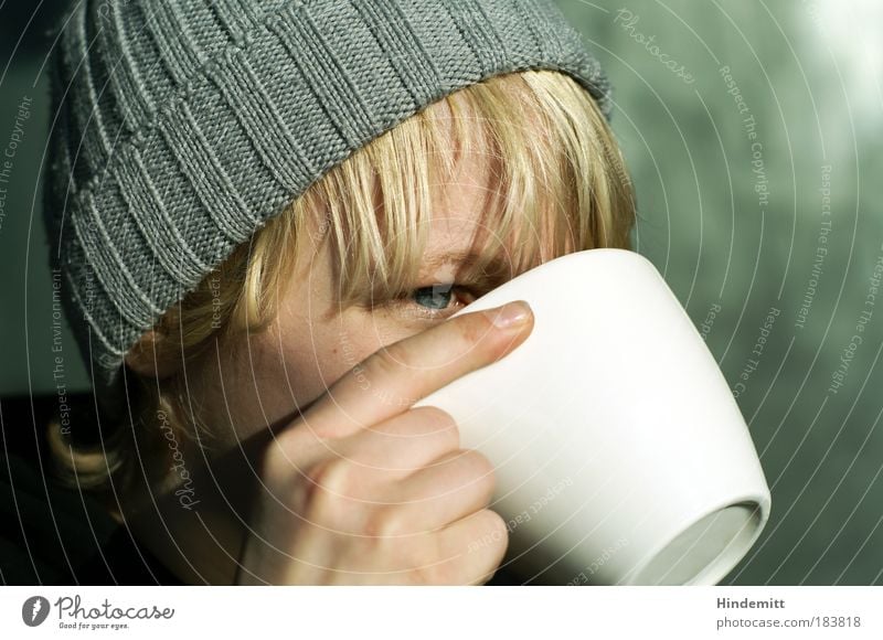 Über den Tassenrand schauen ... Farbfoto Gedeckte Farben Innenaufnahme Textfreiraum rechts Tag Licht Kontrast Schwache Tiefenschärfe Halbprofil Blick nach vorn