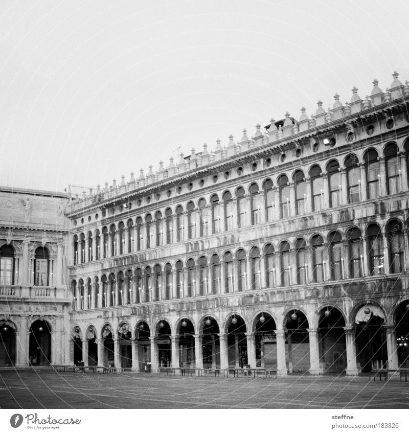 Piazza San Marco Schwarzweißfoto Außenaufnahme Menschenleer Textfreiraum oben Venedig Italien Stadtzentrum Altstadt Haus Bauwerk Fassade Säulenkapitell