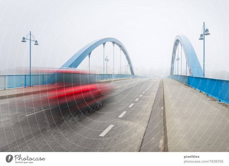 Brücke im Nebel Herbst Winter Klima Wetter schlechtes Wetter Stadt Bauwerk Architektur Verkehr Verkehrswege Straßenverkehr Autofahren Fahrzeug PKW kalt modern