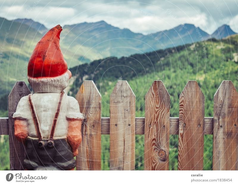 Bergzwerg Alpen Berge u. Gebirge Gipfel beobachten Zwerg Zaun Zaunpfahl rot Rotkäppchen Mütze Hosenträger Fensterblick Aussicht Rücken Rückansicht klein