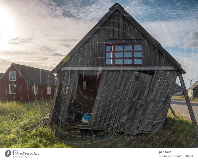 zammgebrochen | stütze Urelemente Himmel Schönes Wetter Küste Nordsee Hütte Hafen kaputt Holzhütte Fischerhütte Gras abstützen Säule Balken Fenster Tür Dänemark