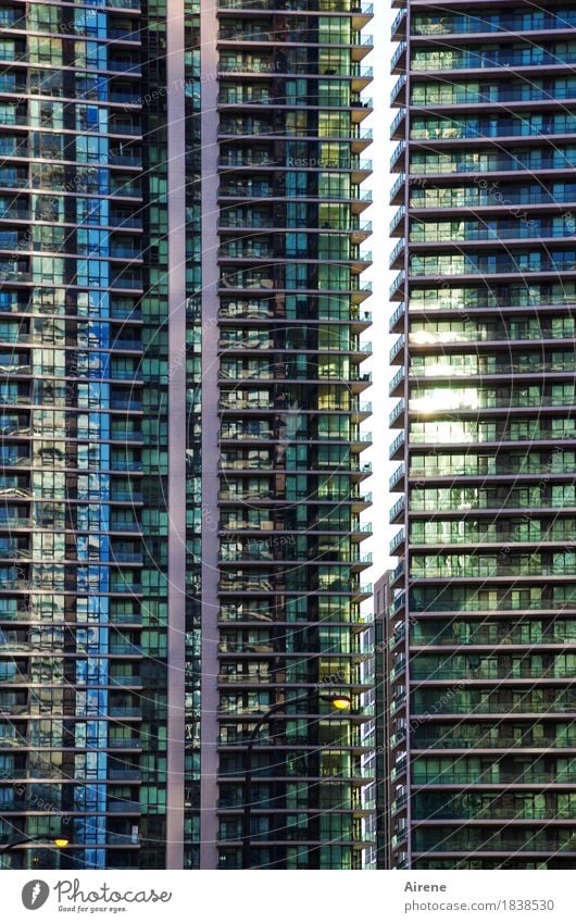 Monotonie | Ordnung muss sein! Haus Hochhaus Fassade Beton Glas Linie Streifen glänzend Häusliches Leben außergewöhnlich gigantisch hoch modern trist Stadt blau